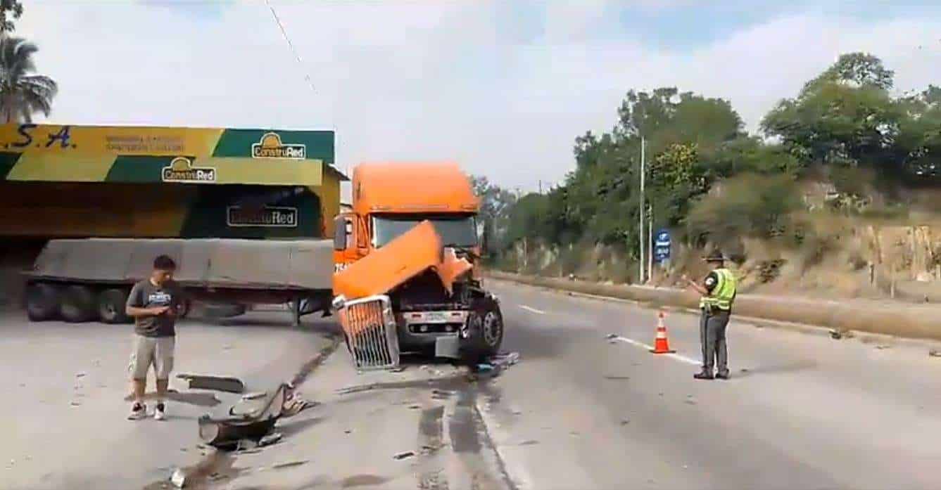 EN VIDEO | Accidente entre cabezales afecta parcialmente la circulación
