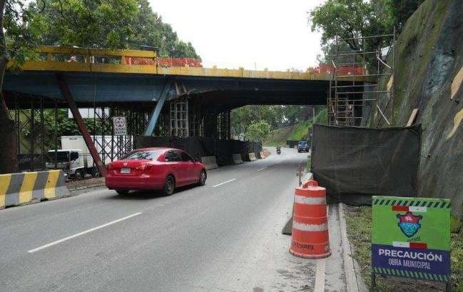 La Municipalidad de la Ciudad de Guatemala informó que se realizarán cierres viales nocturnos en el Anillo Periférico debido a los trabajos de construcción del Puente Adolfo Mijangos López y una nueva pasarela en la zona 7.