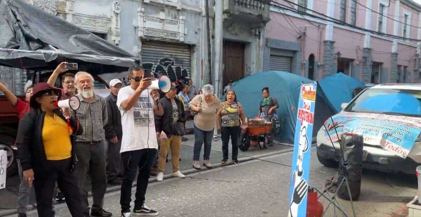 Manifestantes piden frente al Congreso que se apruebe la reforma a la Ley del MP