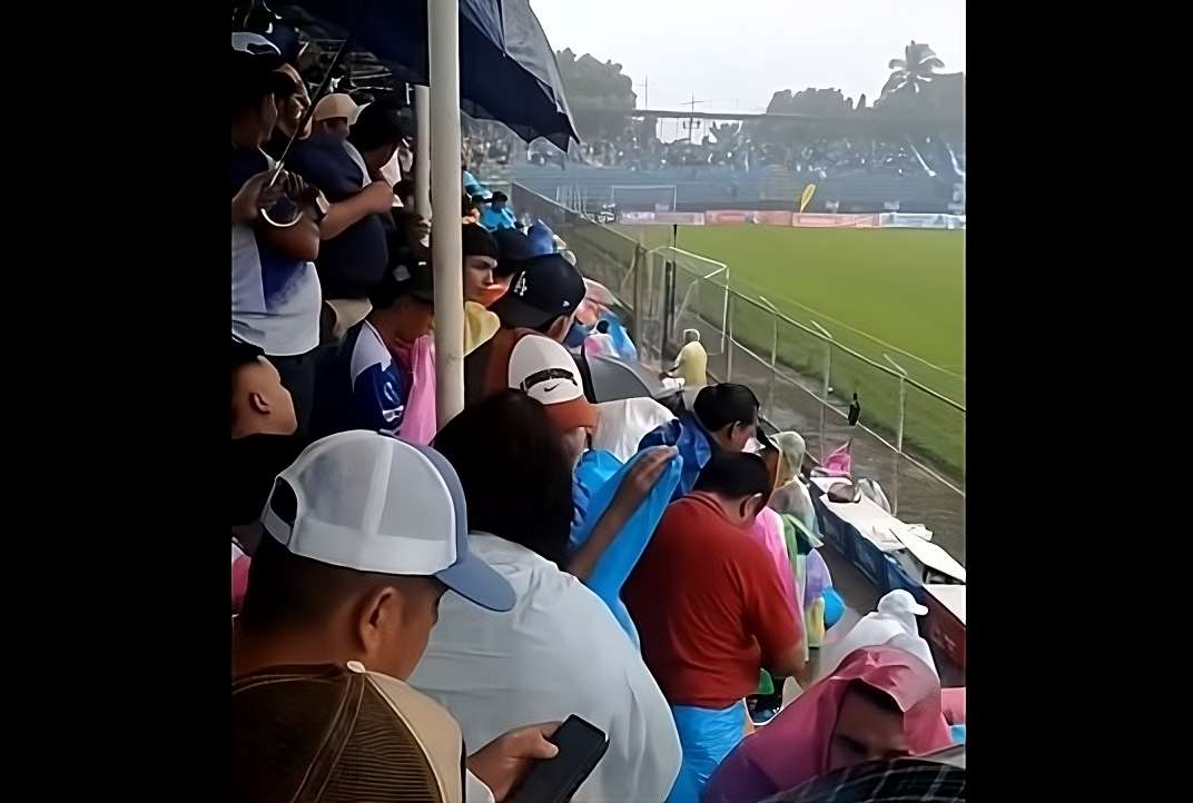 Aficionados viven su fiesta futbolera pese a la lluvia en Mazatenango