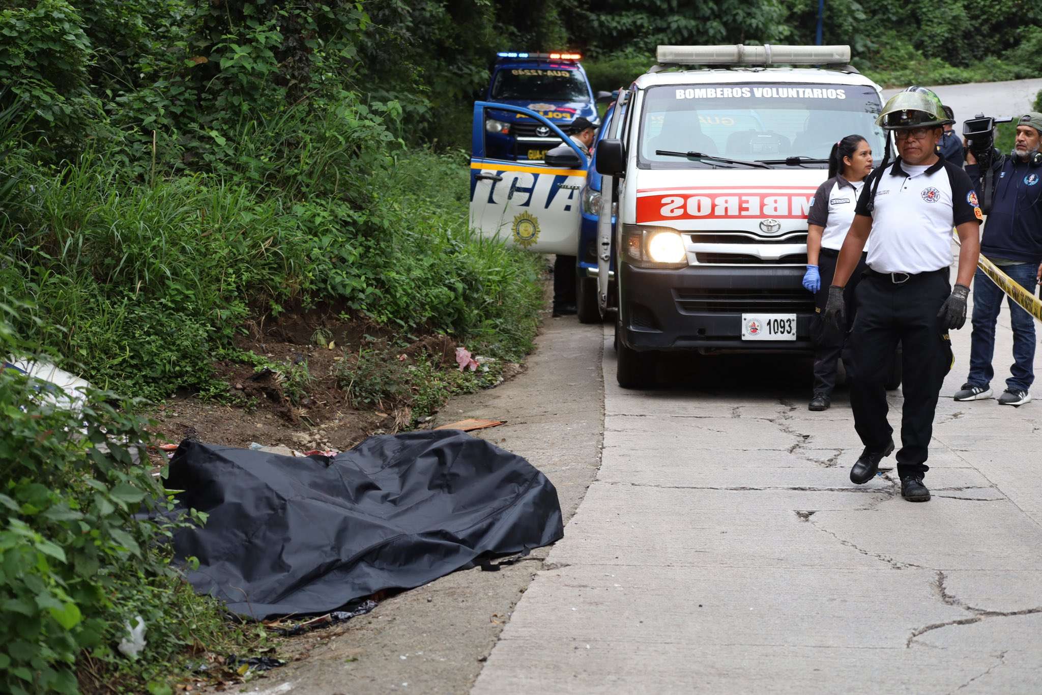 Encuentran dos cuerpos con signos de violencia sobre la carretera