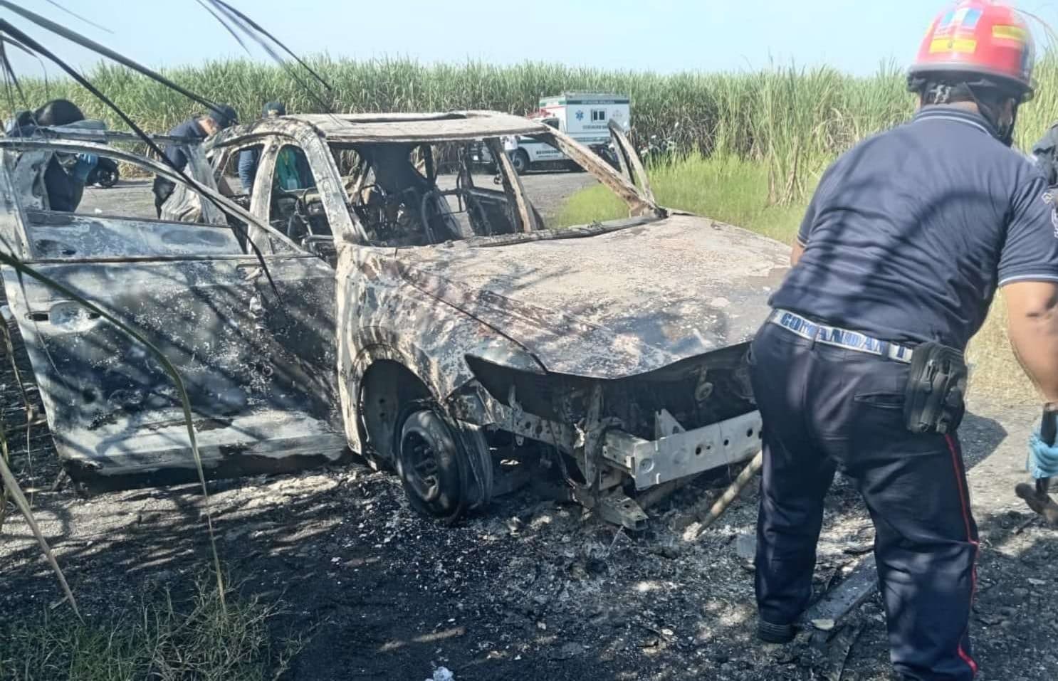 EN FOTOS | Hallan cadáver en vehículo quemado