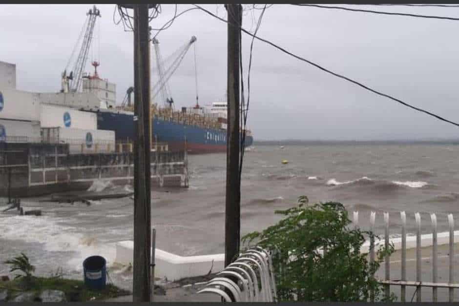 EN VIDEO | Tormenta Sara genera aumento del oleaje en Puerto Barrios, Izabal