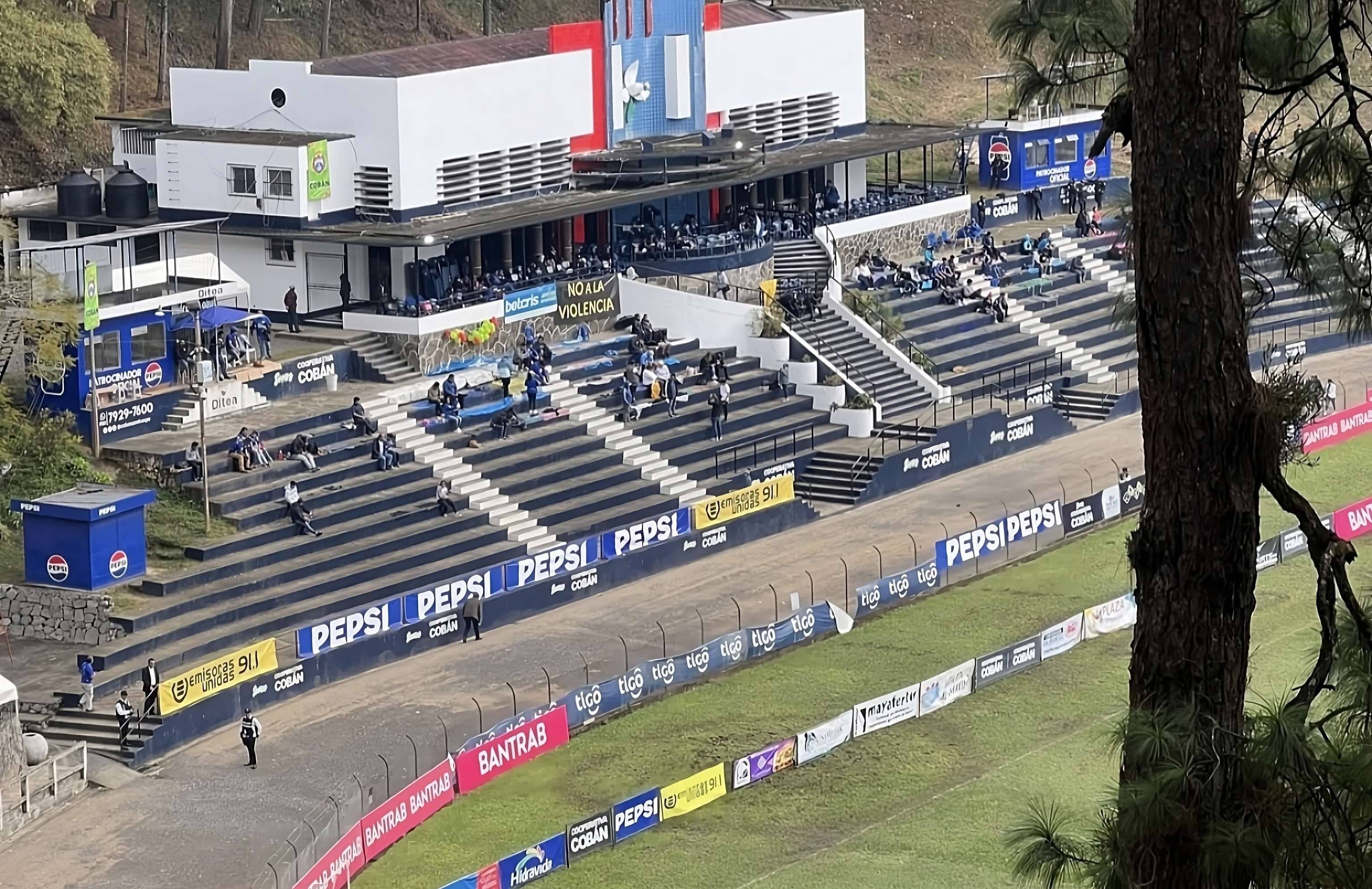 Afición de Cobán empezó a hacer fila a las 4 AM para el duelo ante Xelajú