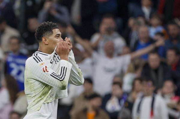 Bellingham, sustituido al descanso por mareos tras un golpe con David Soria