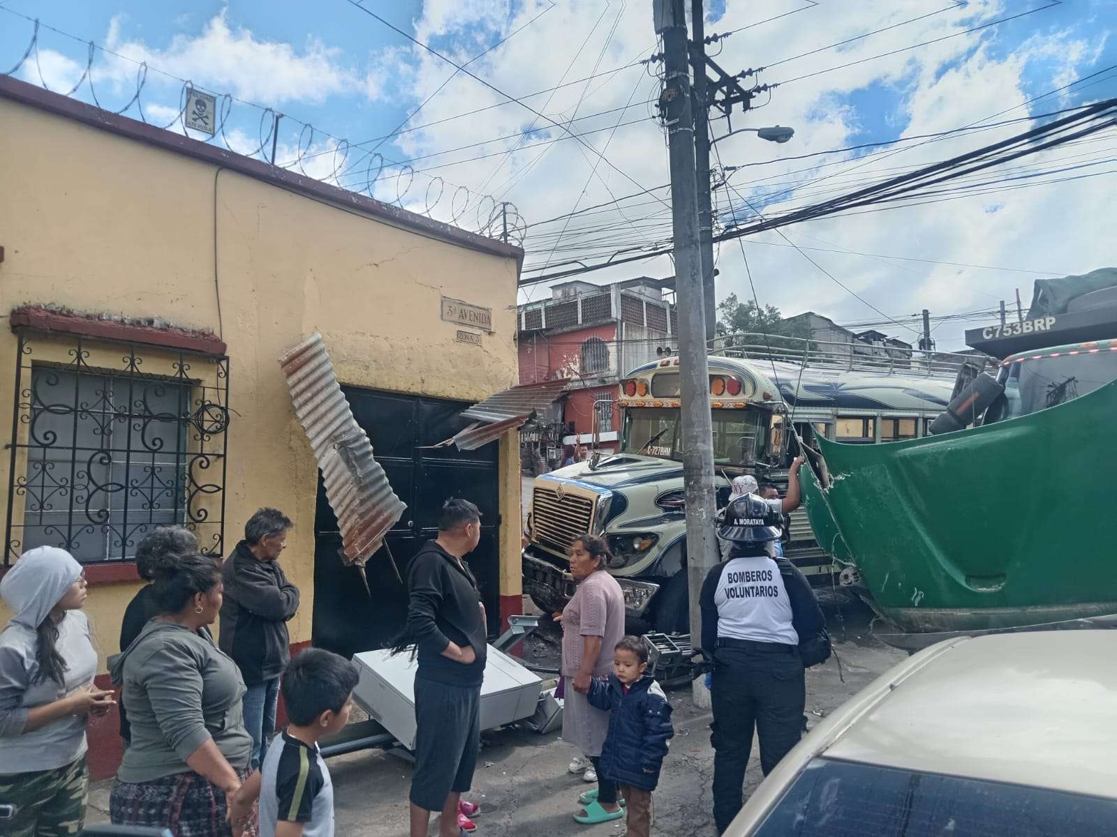 ¿Qué ocurrió en zona 3? Accidente entre camión y bus deja un herido y pasajeros afectados