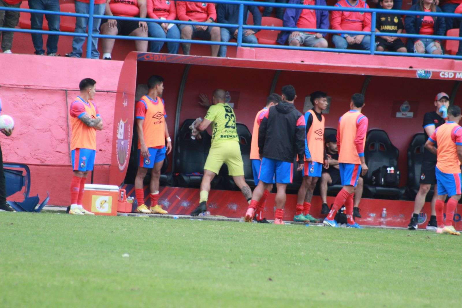 EN VIDEO | Alejandro Medina enfurece luego de ser sustituido