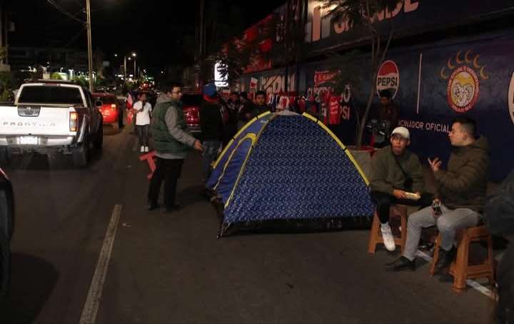 Aficionados pernoctan afuera del Mario Camposeco para comprar boletos