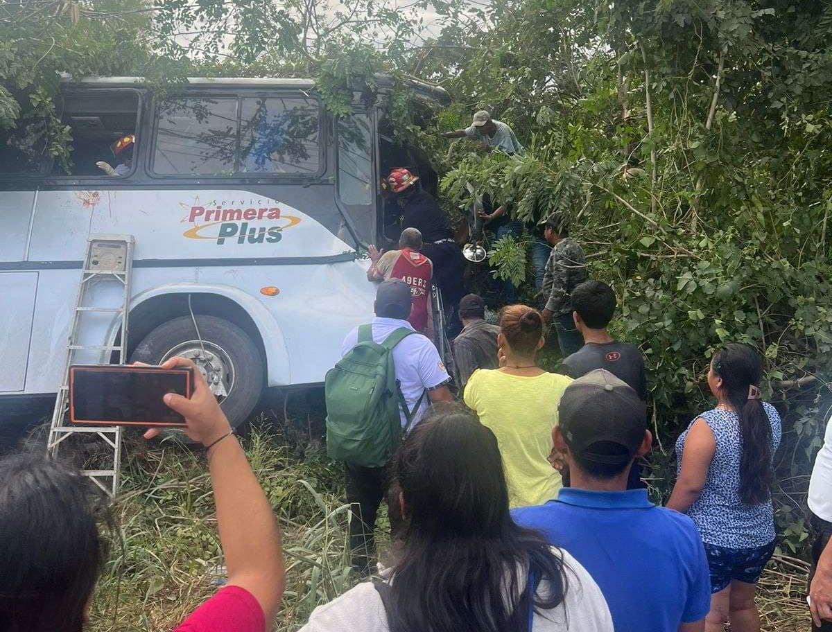 EN IMÁGENES | Socorristas rescatan y trasladan al hospital a víctimas de busazo en Zacapa