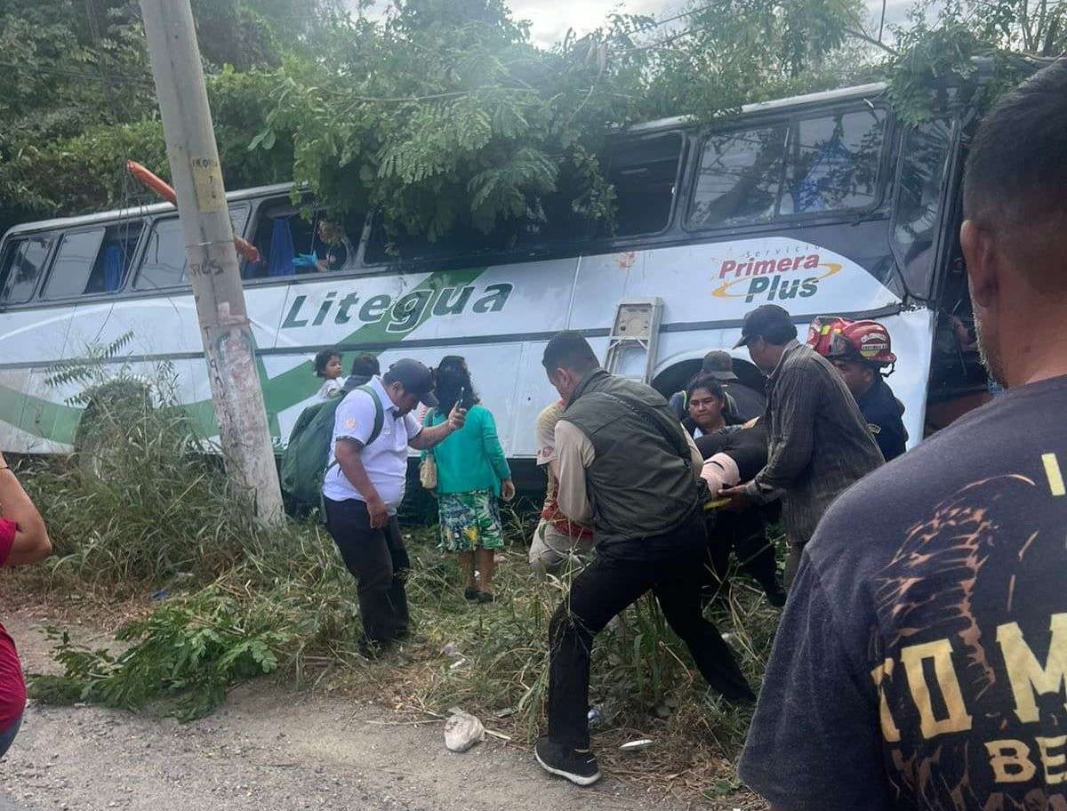 Autobús se accidenta en Zacapa; bomberos reportan víctimas