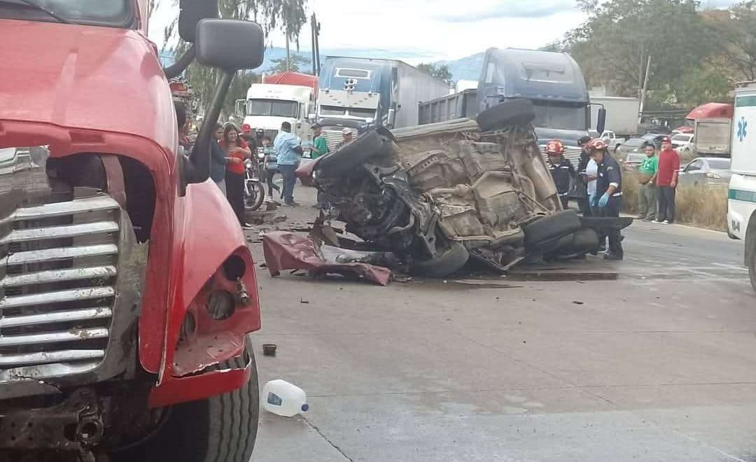 EN IMÁGENES | Percance vial deja tres personas fallecidas en ruta al Atlántico