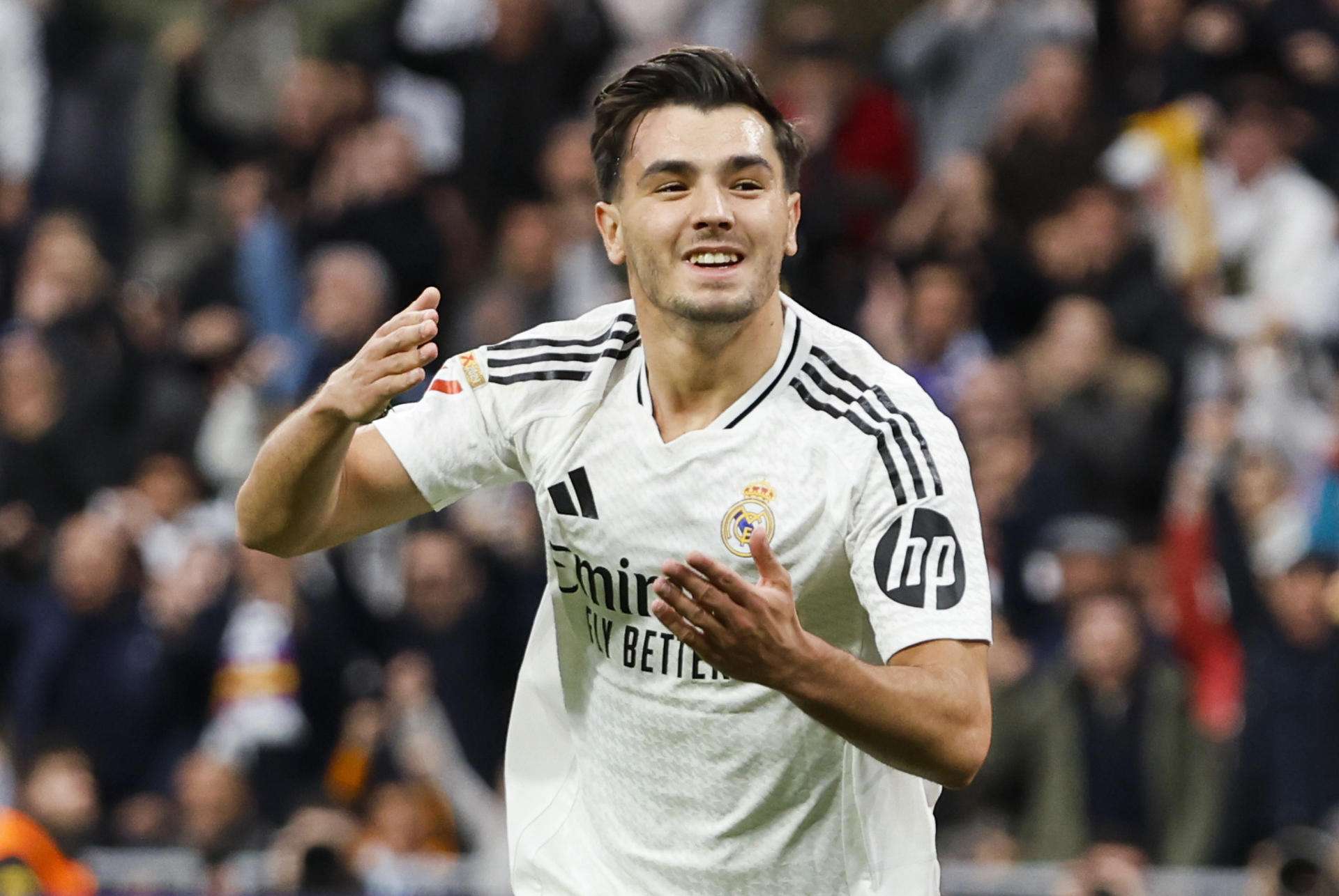 Asencio, lateral derecho y Brahim por Vinícius en el once del Real Madrid
