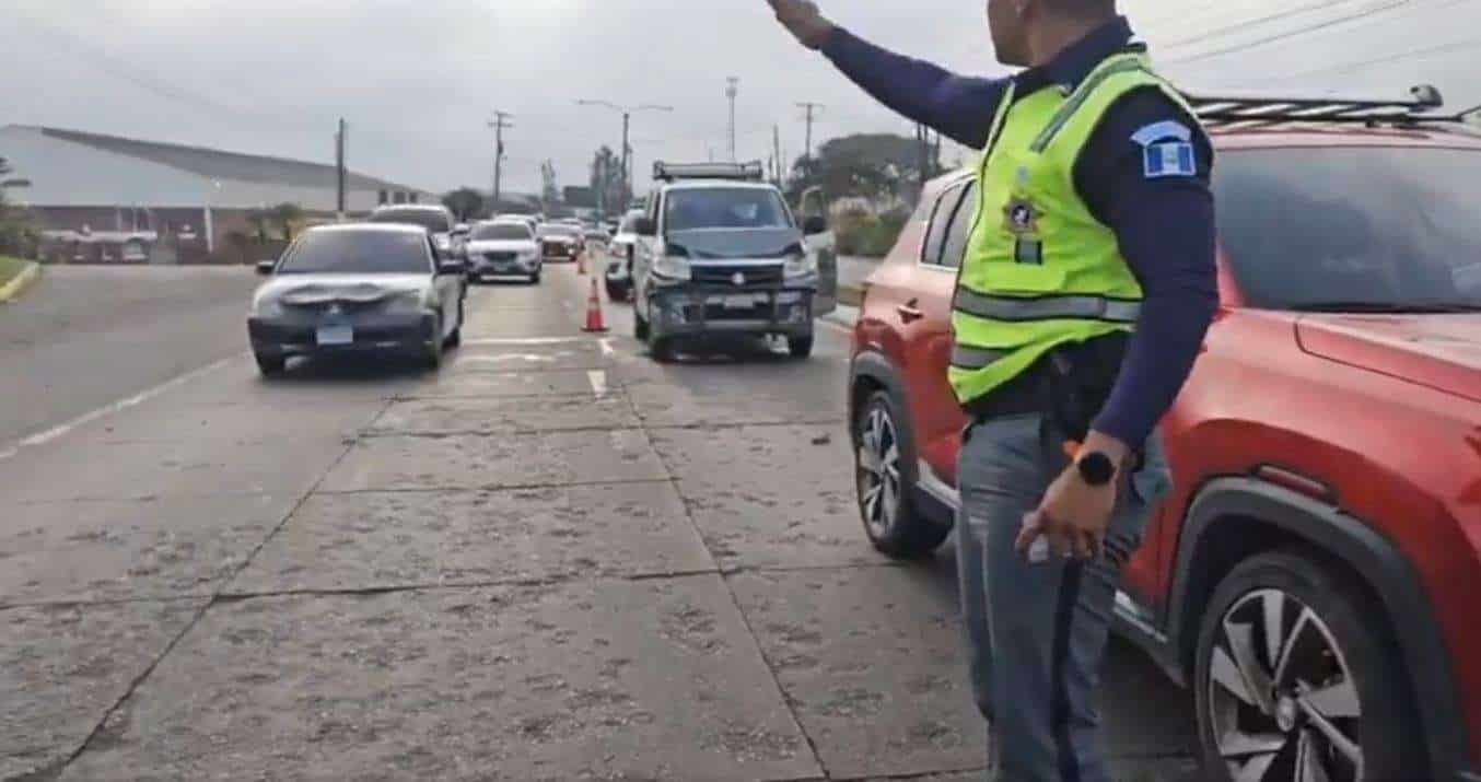 EN VIDEO | Accidente en ruta al Pacífico deja un carril obstruido
