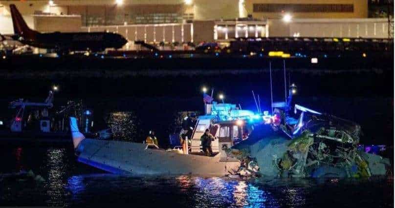 EN VIVO | Equipos de rescate luchan contra el frío para encontrar sobrevivientes en el Potomac