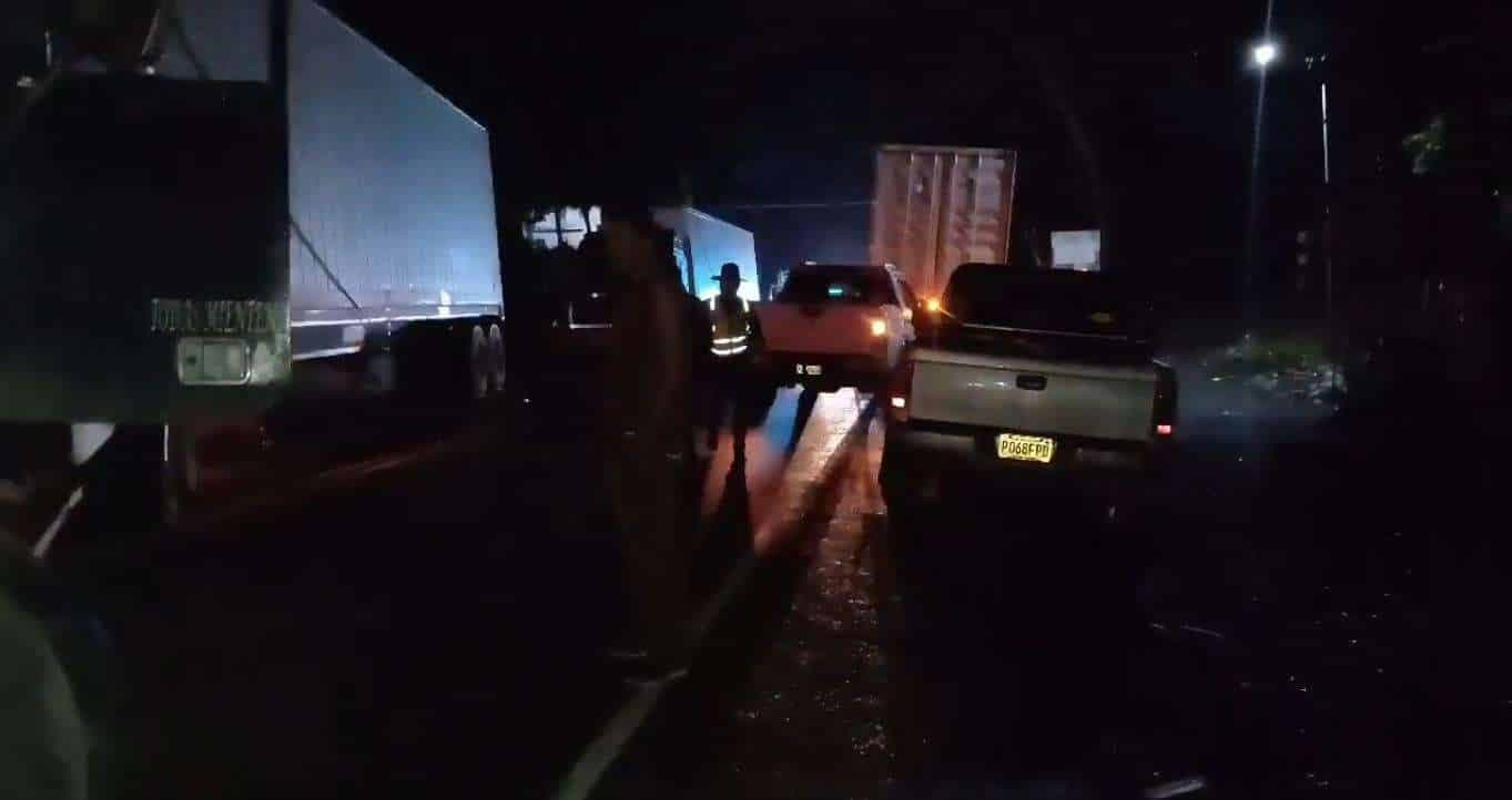 EN VIDEO | Accidente entre tráileres afecta el paso en Izabal