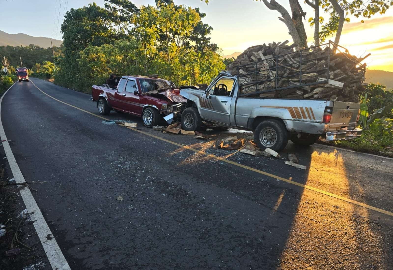 Choque entre dos picops deja a cuatro familiares heridos