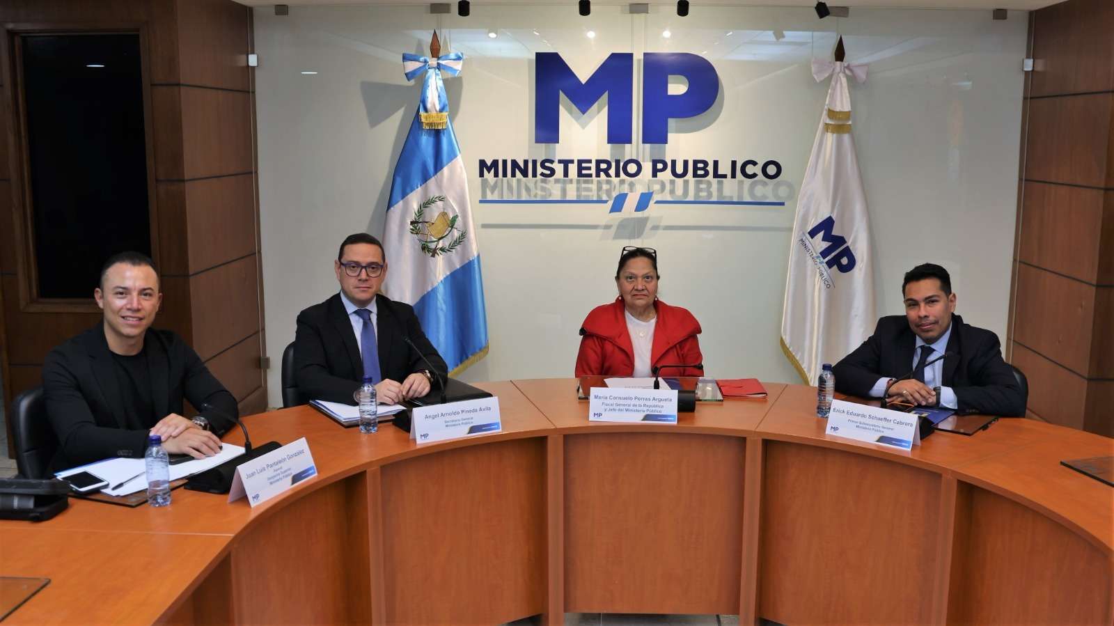 Fiscal General Consuelo Porras se reúne con Tom Homan