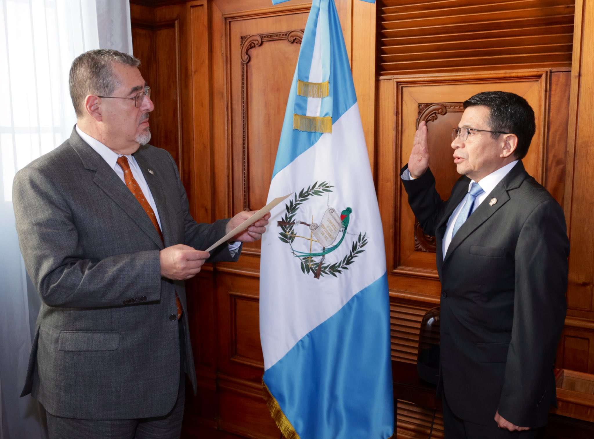 Bernardo Arévalo juramenta a Miguel Díaz Bobadilla como nuevo ministro de Comunicaciones