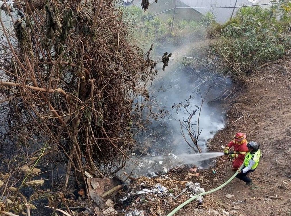 EN FOTOS | Incendio en San José La Chácara amenaza viviendas