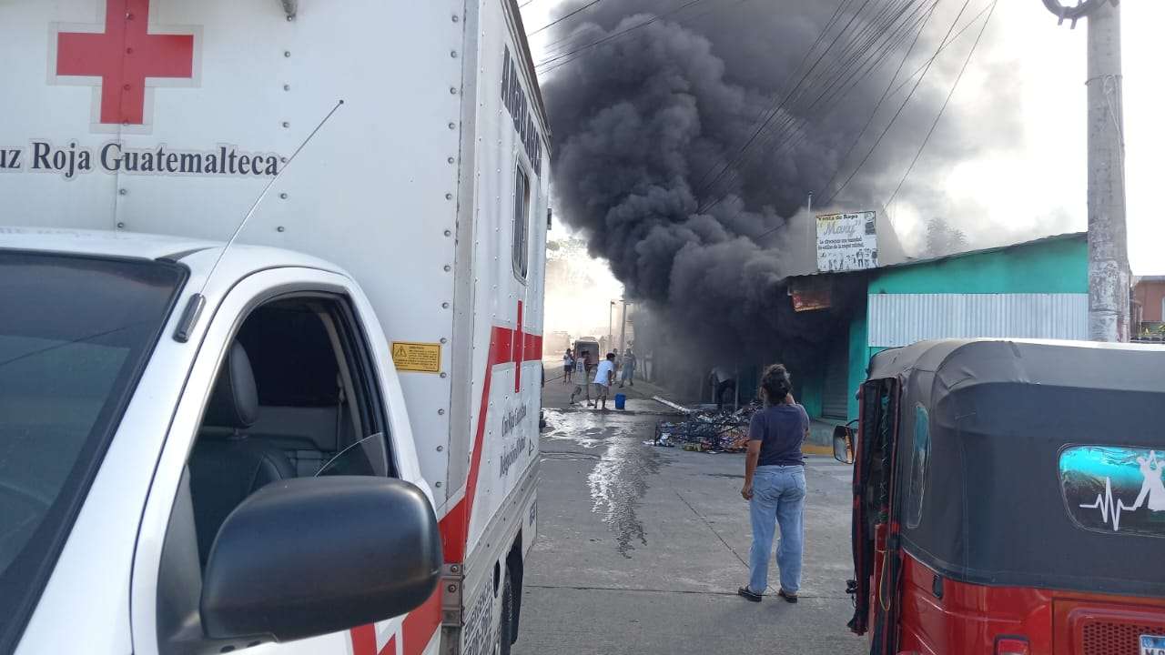ÚLTIMA HORA | Incendio consume varios locales comerciales en Barrio Las Flores, Quetzaltenango