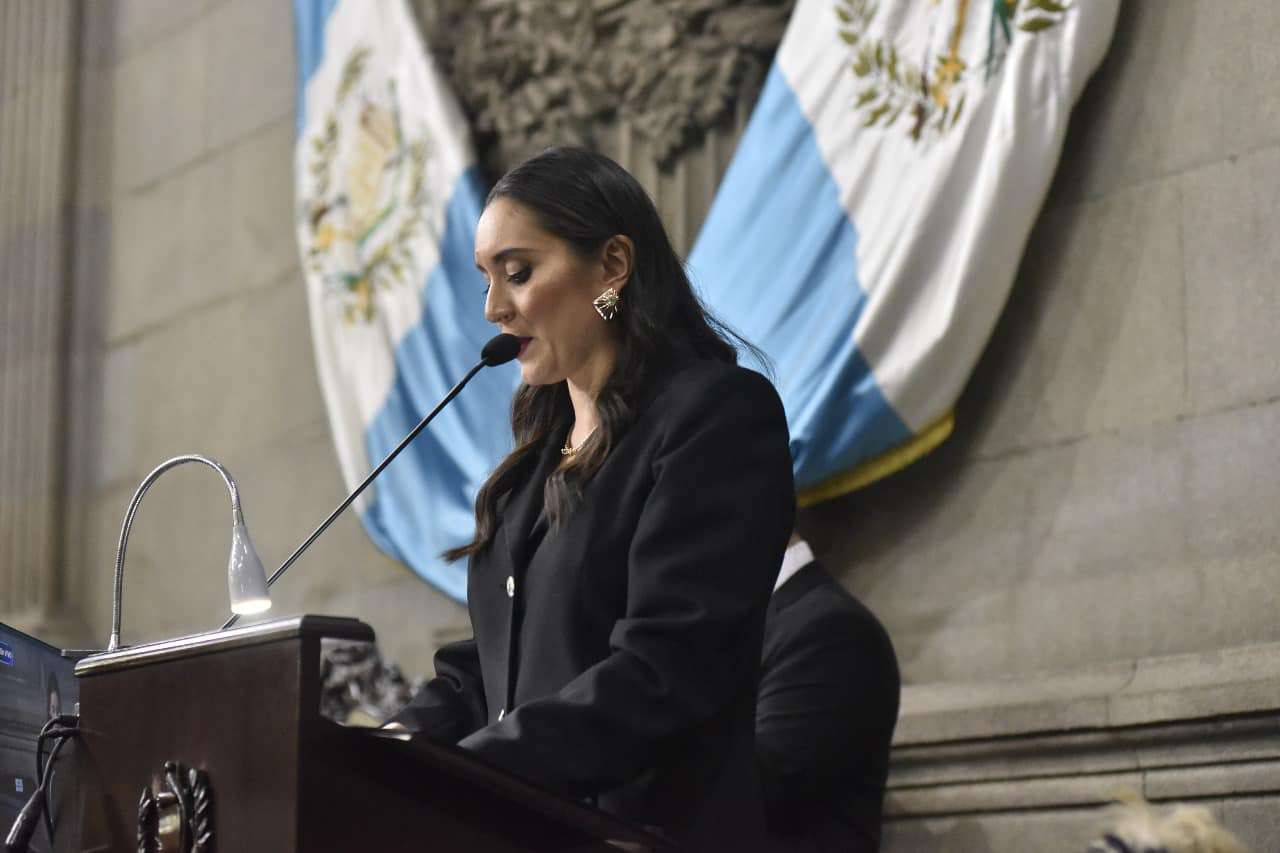 ¿Intento de separación o malentendido? Bancada VOS aclara situación de Karina Paz