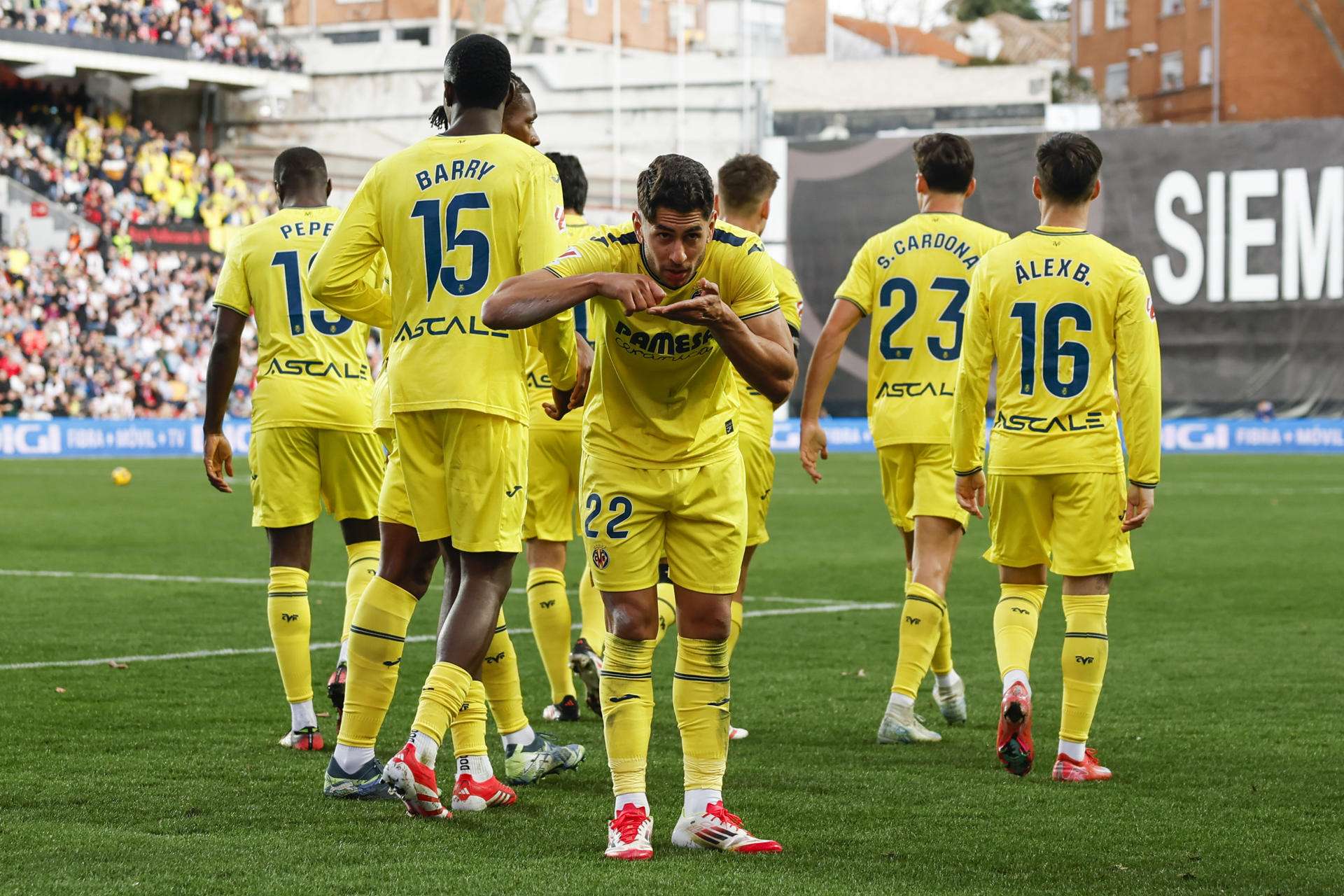 El Villarreal escala hacia la ‘Champions’ tras conquistar Vallecas