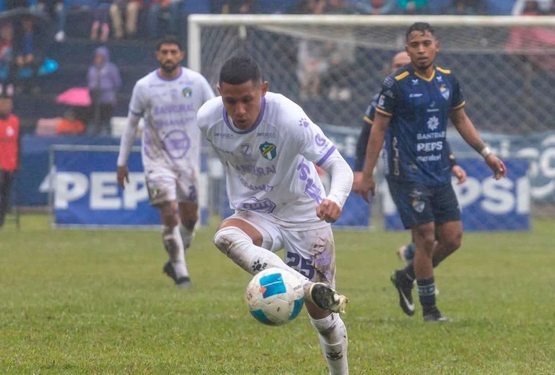 Empate en el Verapaz en juego afectado por mal estado de la cancha