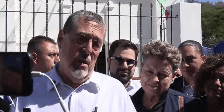 EN VIVO | Bernardo Arévalo visita a familias de víctimas del accidente en Calzada La Paz