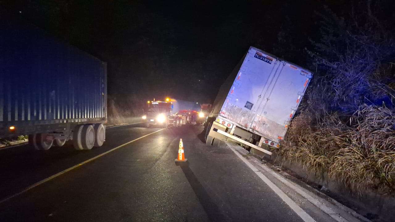 Tráiler encunetado en ruta al Atlántico genera tránsito lento