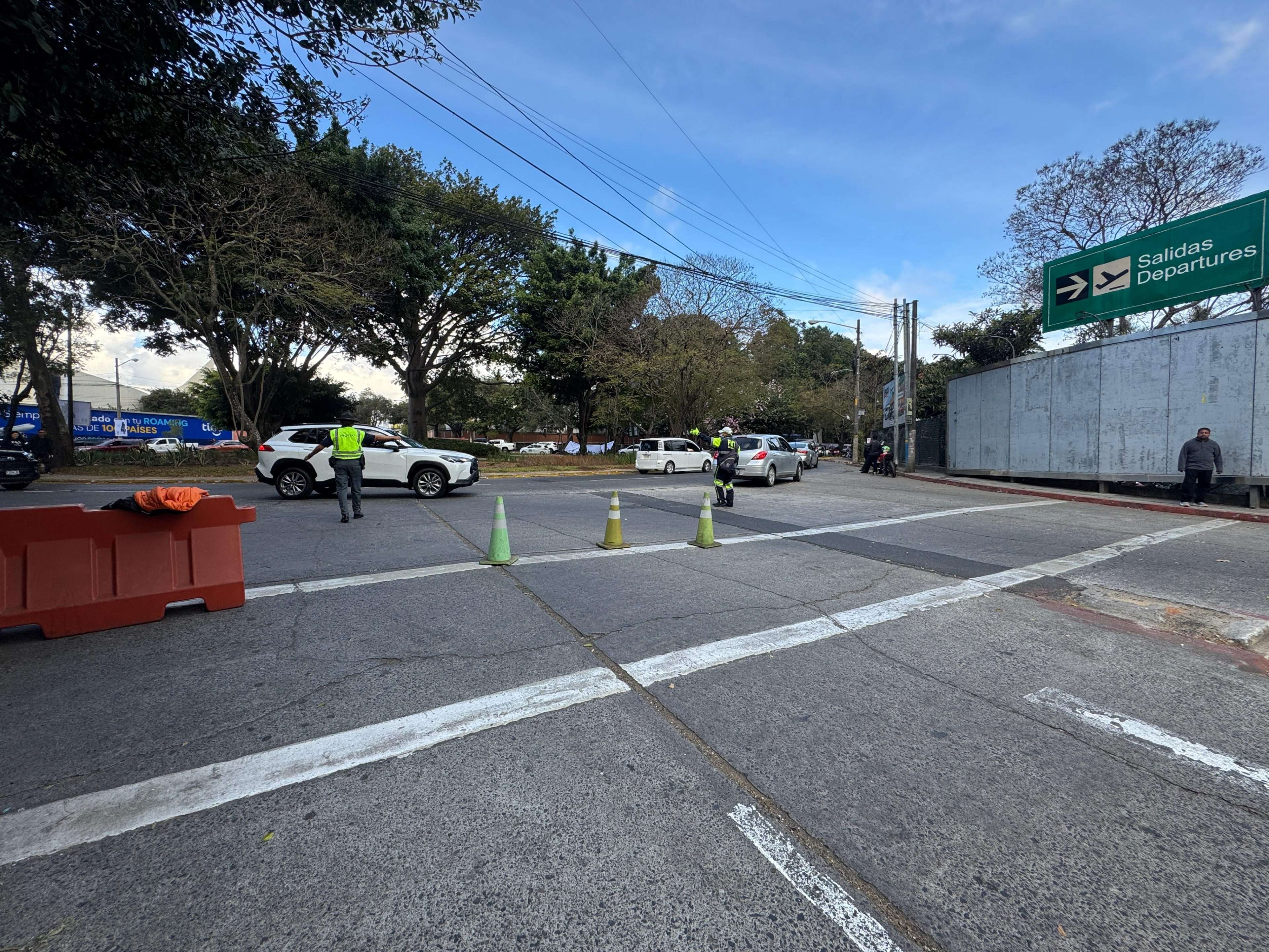 ¡Atención conductores! Doble vía en el Aeropuerto La Aurora por elecciones del CANG