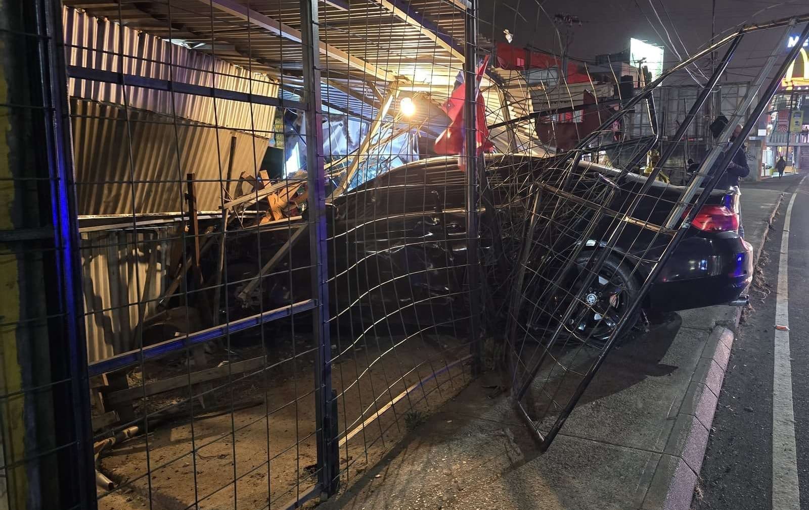 EN IMÁGENES | Vehículo termina incrustado en inmueble en zona 11