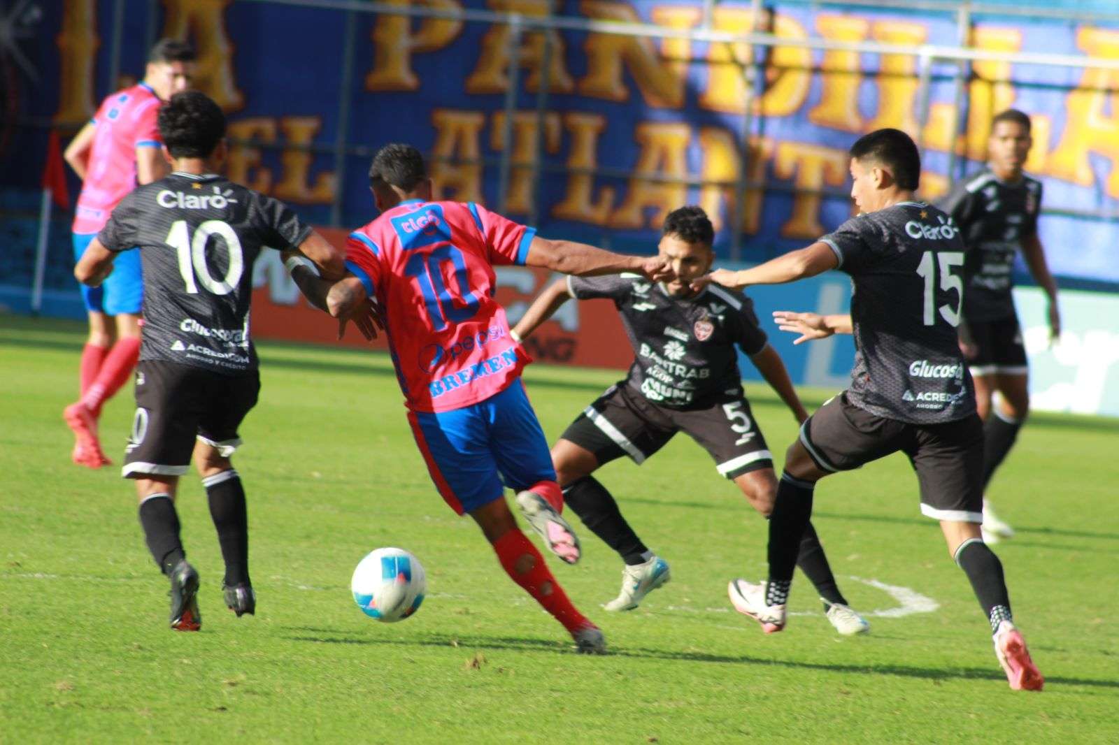 Doblete de Rudy Barrientos guía el triunfo de Municipal