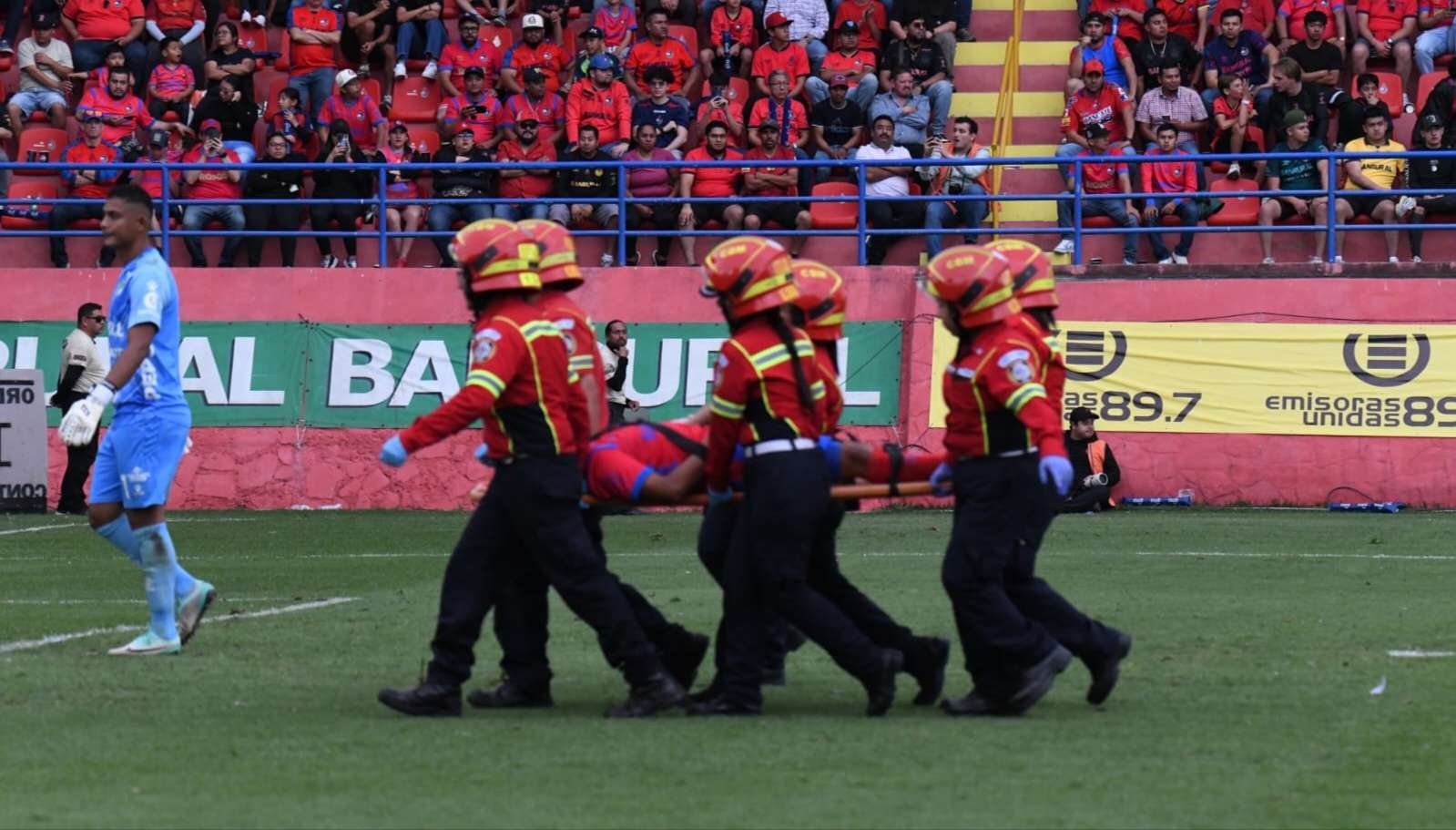 Pedro Altán sale en camilla de la cancha del estadio El Trébol