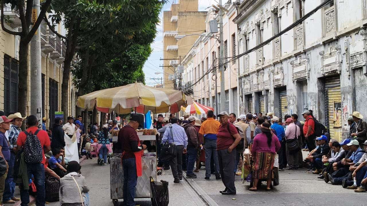 ¿Qué exigen los militares que bloquean la calle frente al Congreso?