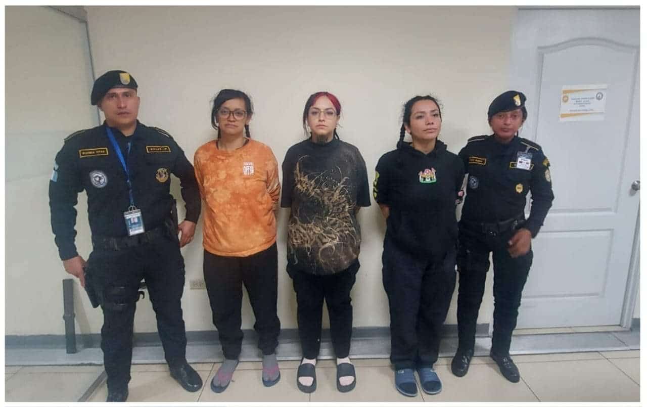 Detienen a mexicanas en el Aeropuerto La Aurora con más de 19 mil dólares