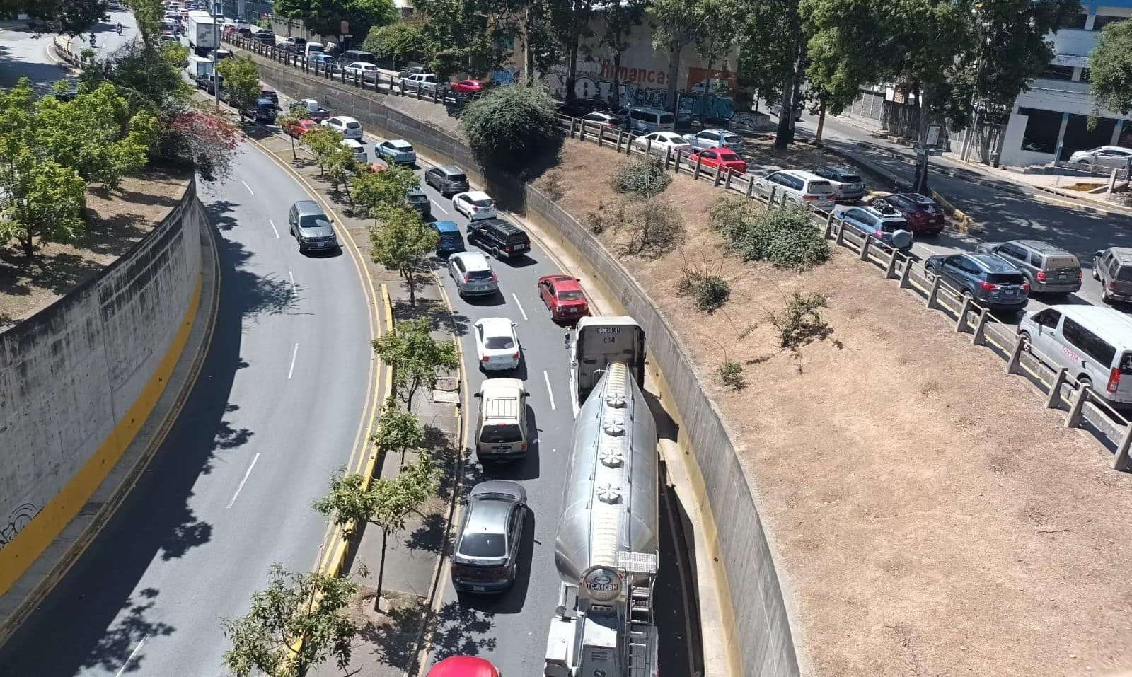 EN VIDEO | Colapsa el tráfico en la Ciudad de Guatemala este viernes