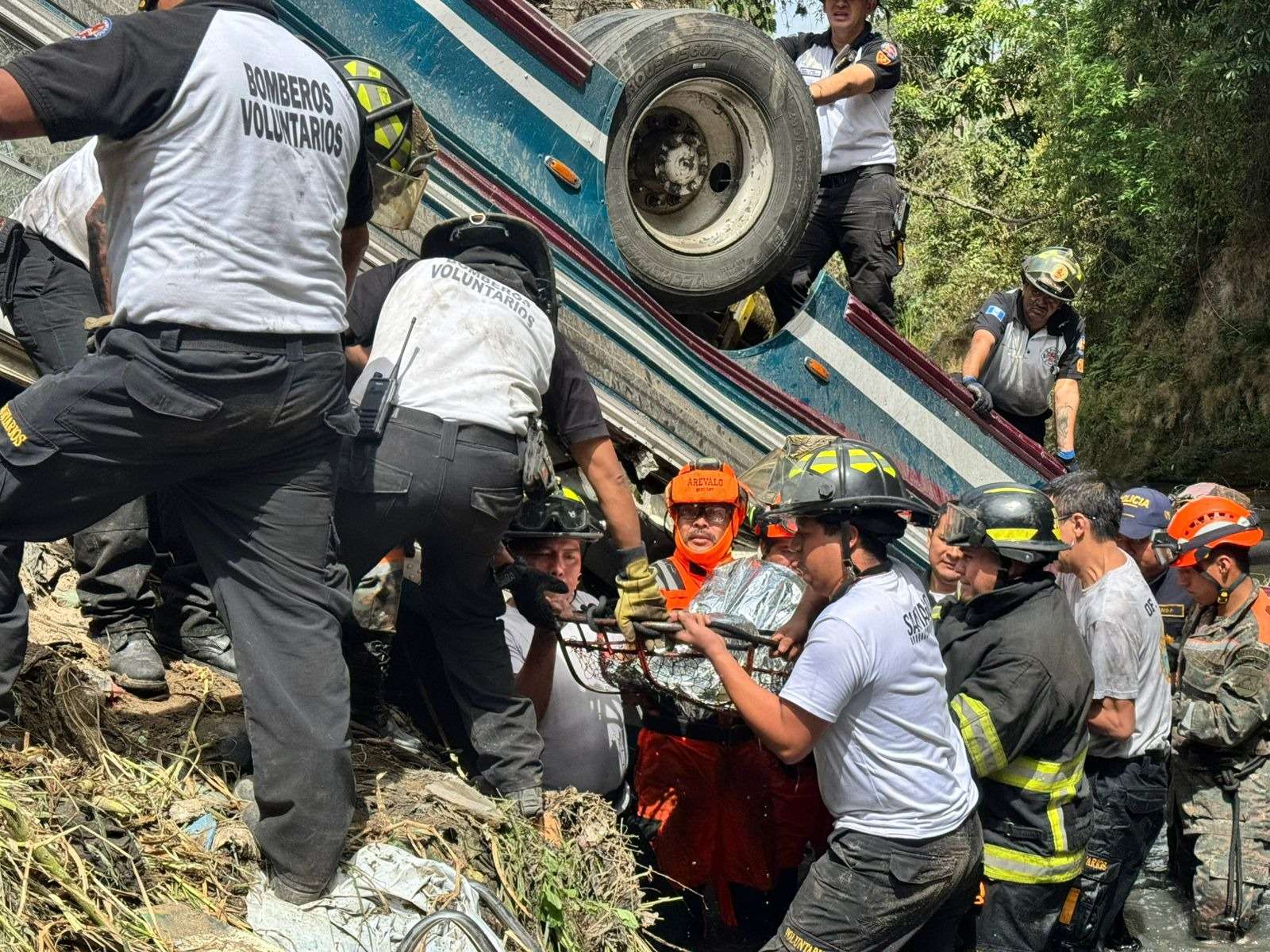 EN AUDIO | Piloto de bus que cayó a barranco en Calzada La Paz es el último en ser rescatado
