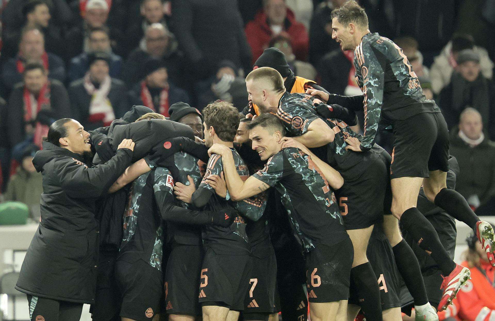 El Bayern remonta y mantiene a distancia al Leverkusen