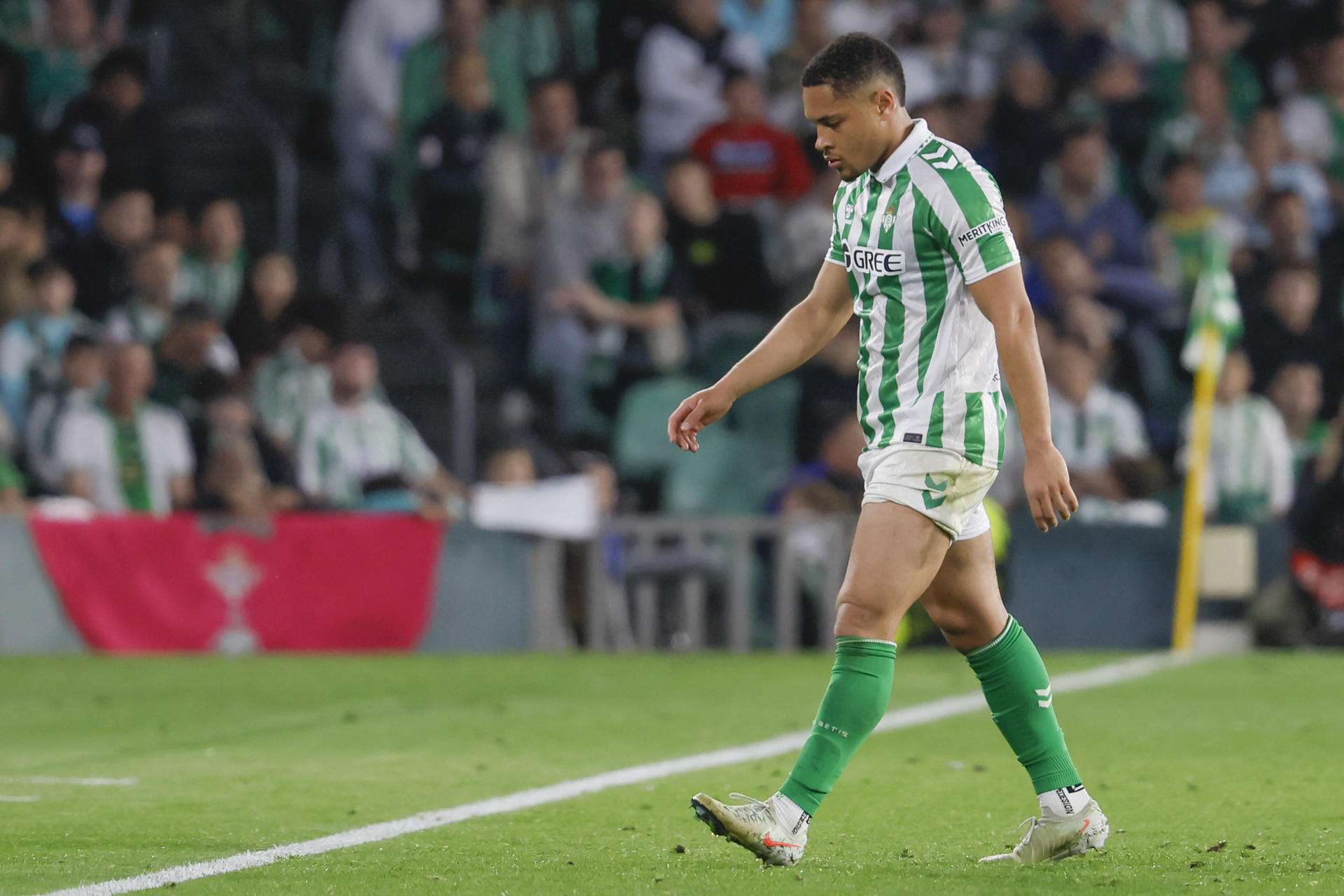 El barcelonista Vitor Roque rompe su cesión al Betis y se va al Palmeiras