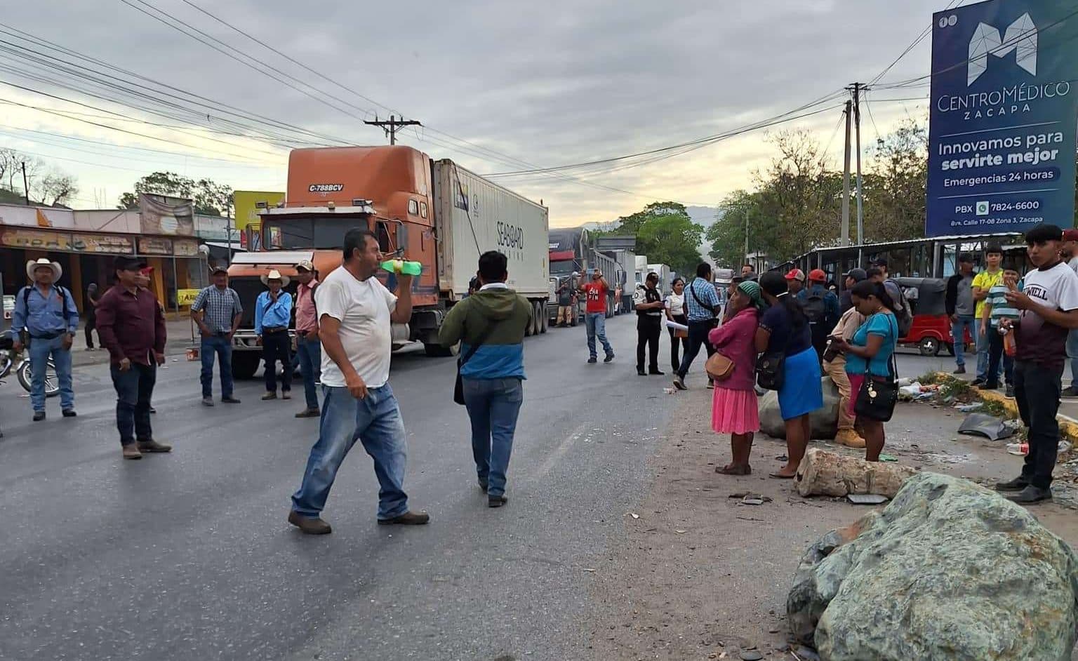 ¿Qué está pasando en Gualán? Vecinos bloquean la ruta exigiendo mantenimiento urgente de la carretera