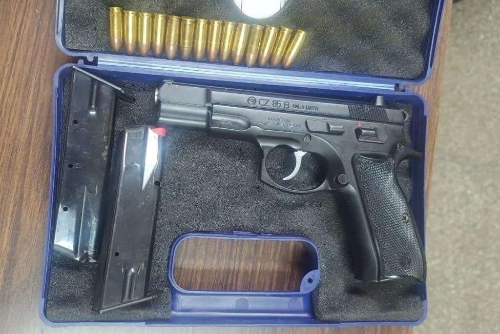 Menor es sorprendido con un arma en un centro educativo de la zona 7