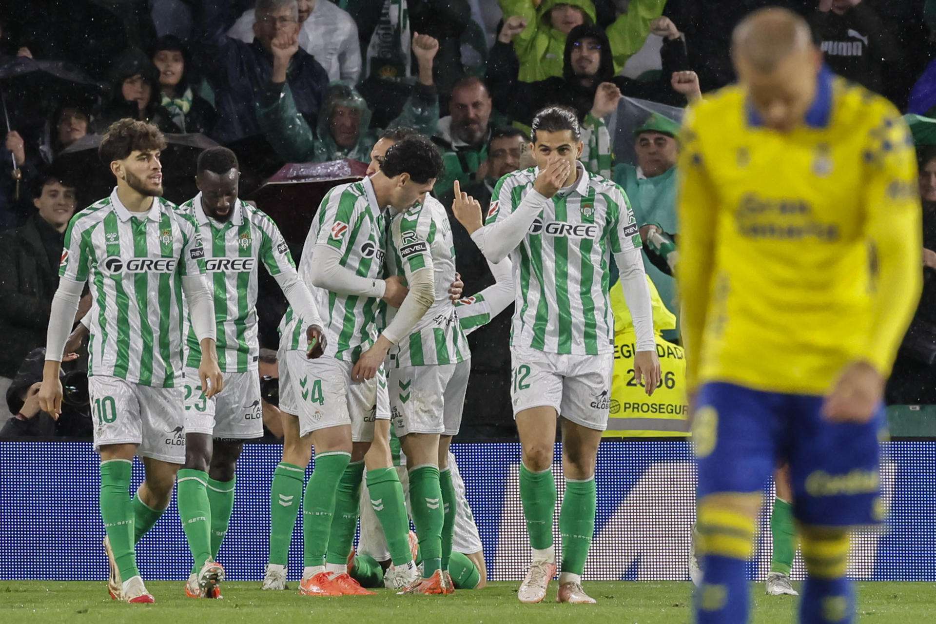 Un efectivo Betis se acerca a la quinta plaza y hunde a Las Palmas