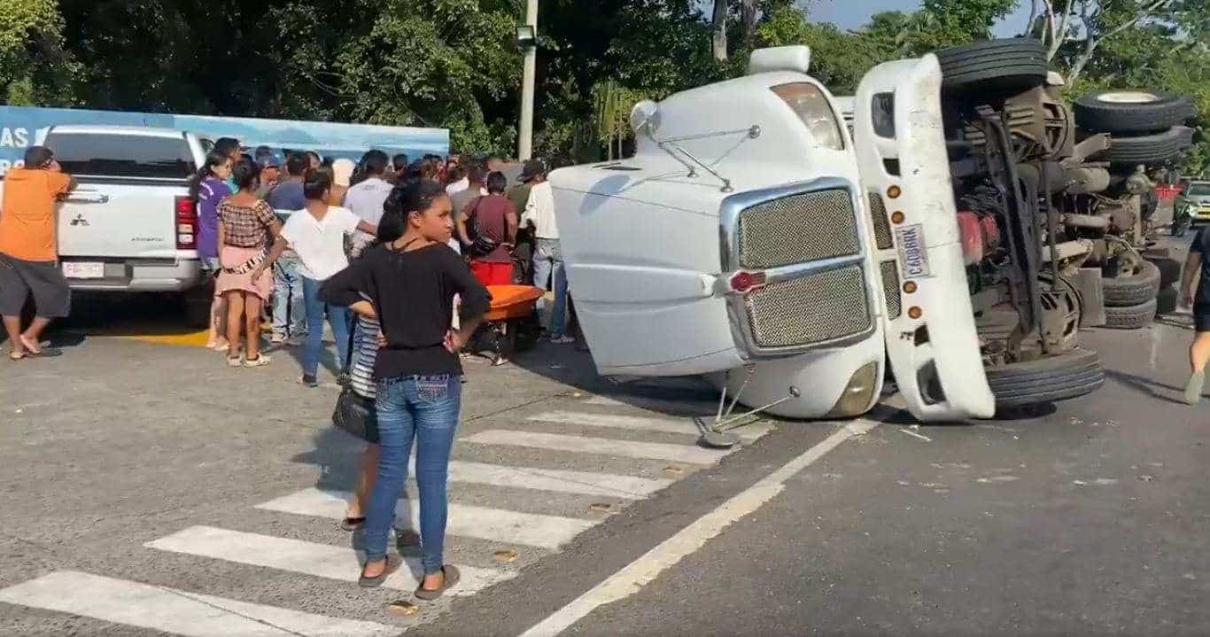 Un herido y daños materiales deja el vuelco de un tráiler en Siquinalá