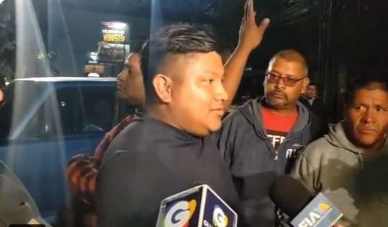 Taxistas que bloquean la Roosevelt ponen tres opciones para liberar la vía