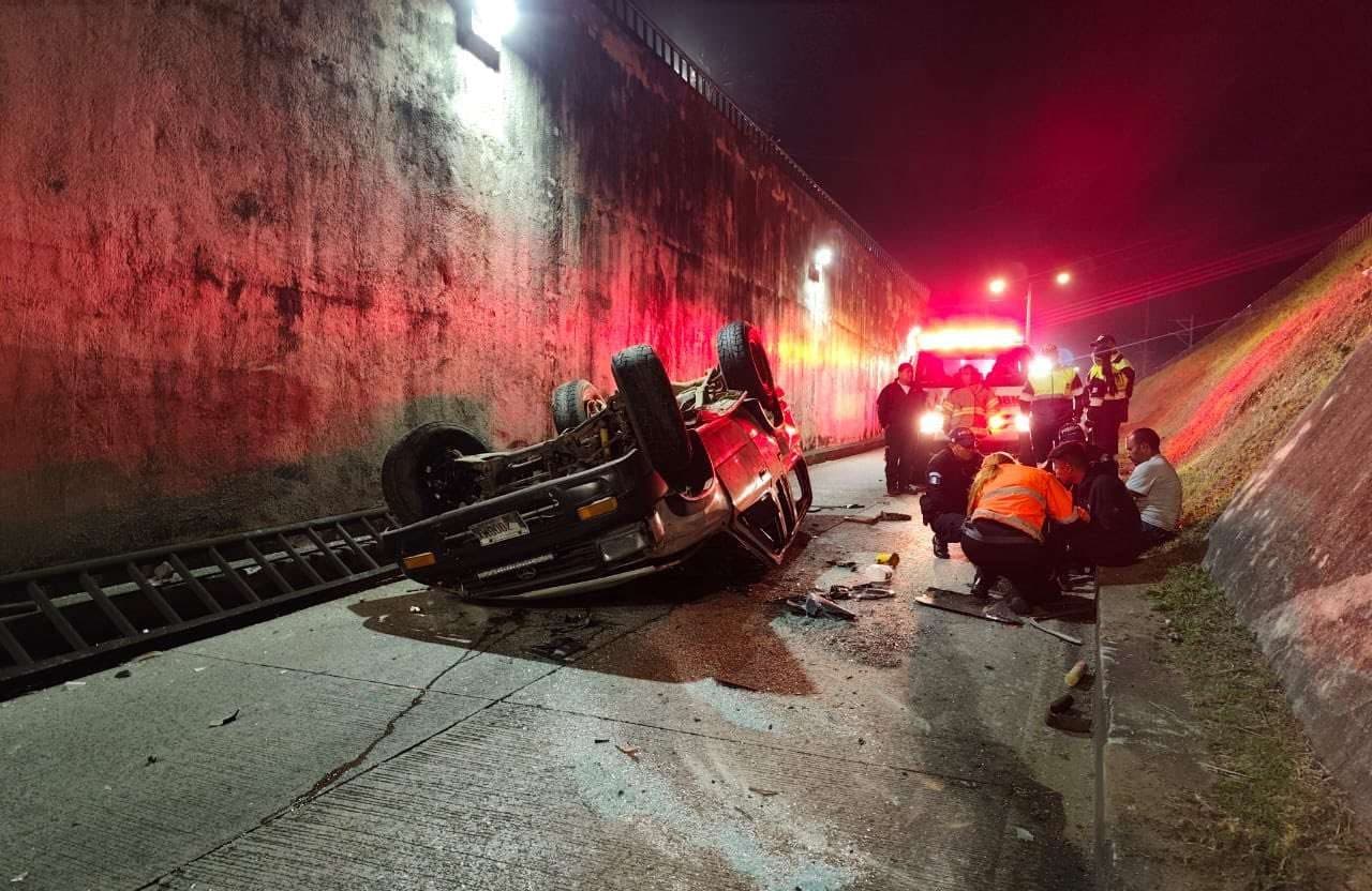 EN FOTOS | Mujer pierde la vida tras caer con su vehículo de paso a desnivel