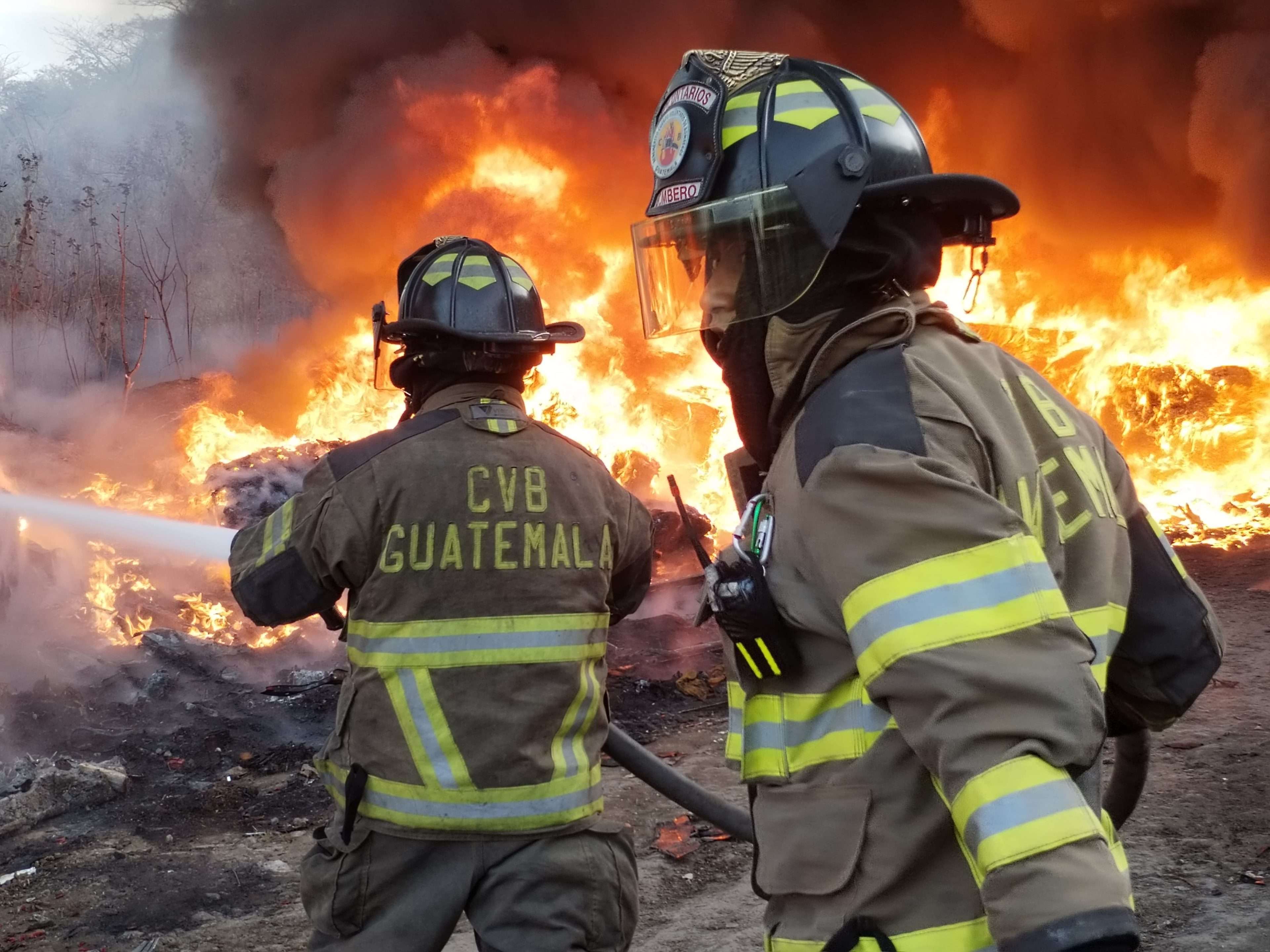 EN IMÁGENES | Bomberos combaten incendio en La Calera, zona 18