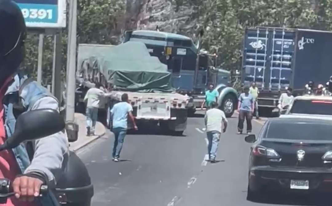 Caos vial en Calzada La Paz por tráiler varado