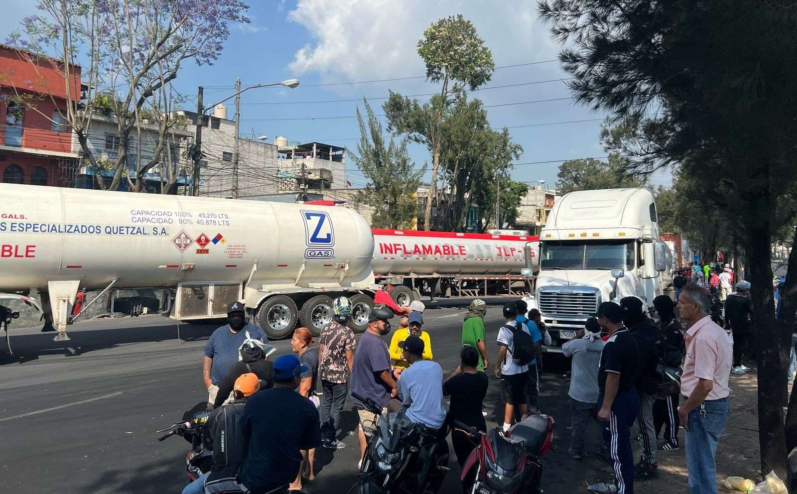 Pipas de combustible como escudos ante posible desalojo en la Bethania