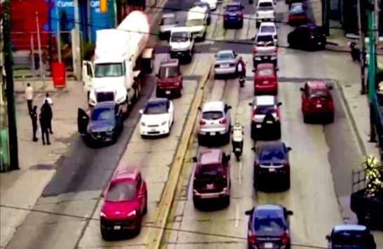 Colisión complica tránsito en la Calle Martí