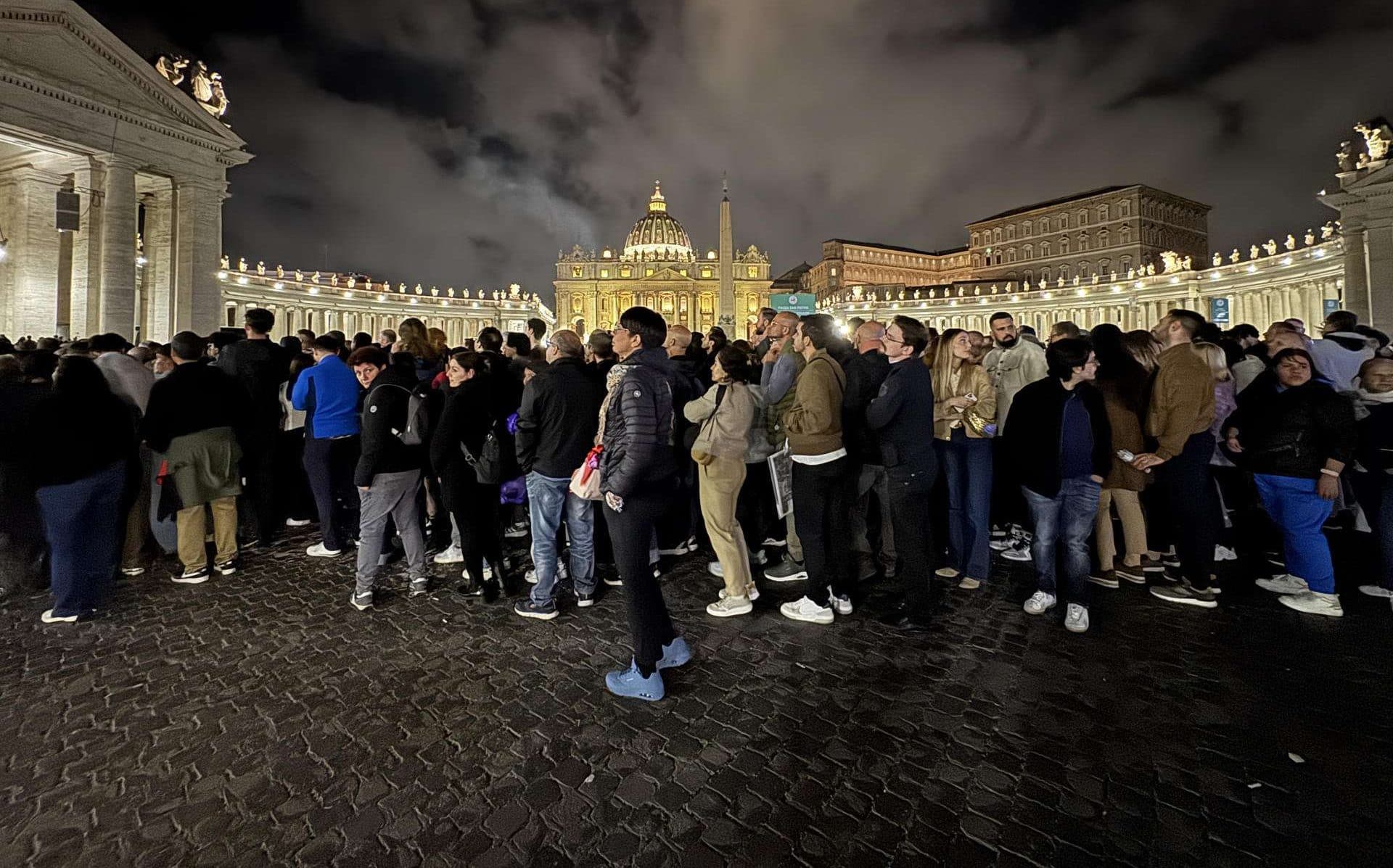 El multitudinario tributo de medianoche al difunto papa Francisco
